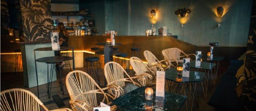 Voodoo Reyes après les travaux : murs bleu canard, fauteuils en rotin et bar en cuivre