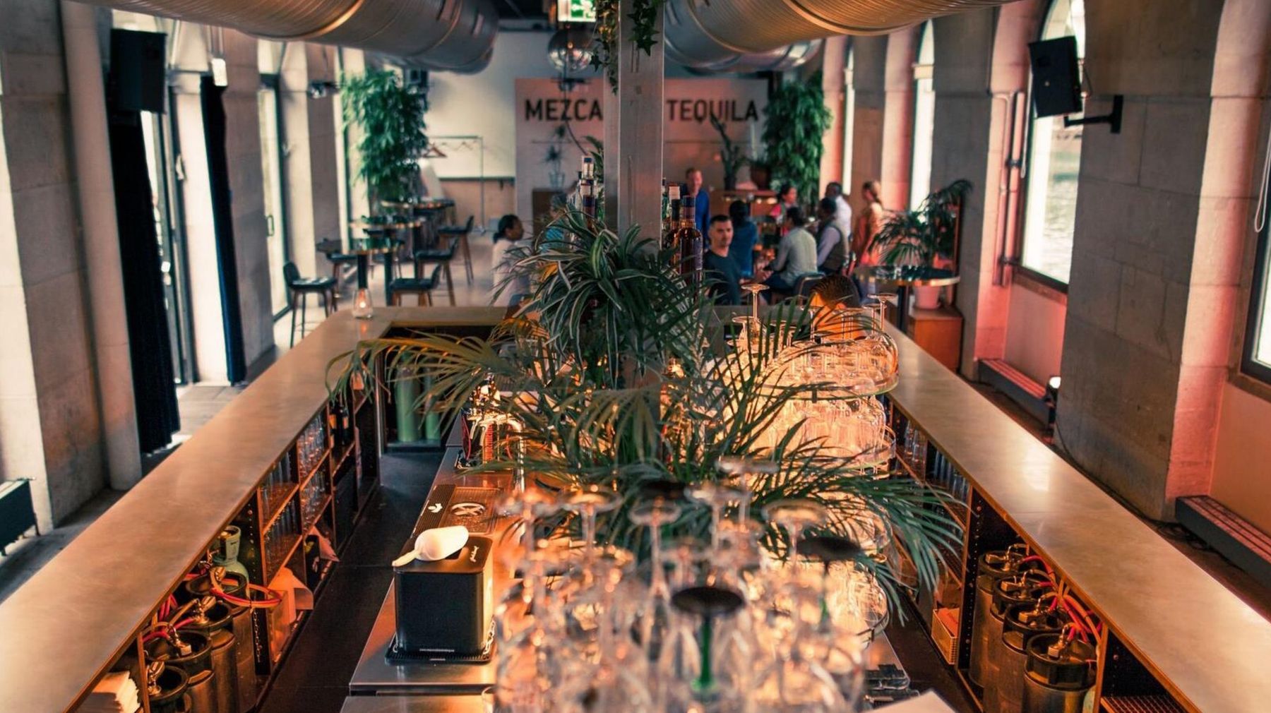 Les Halles de l'Île, Genève : le bar en plein service