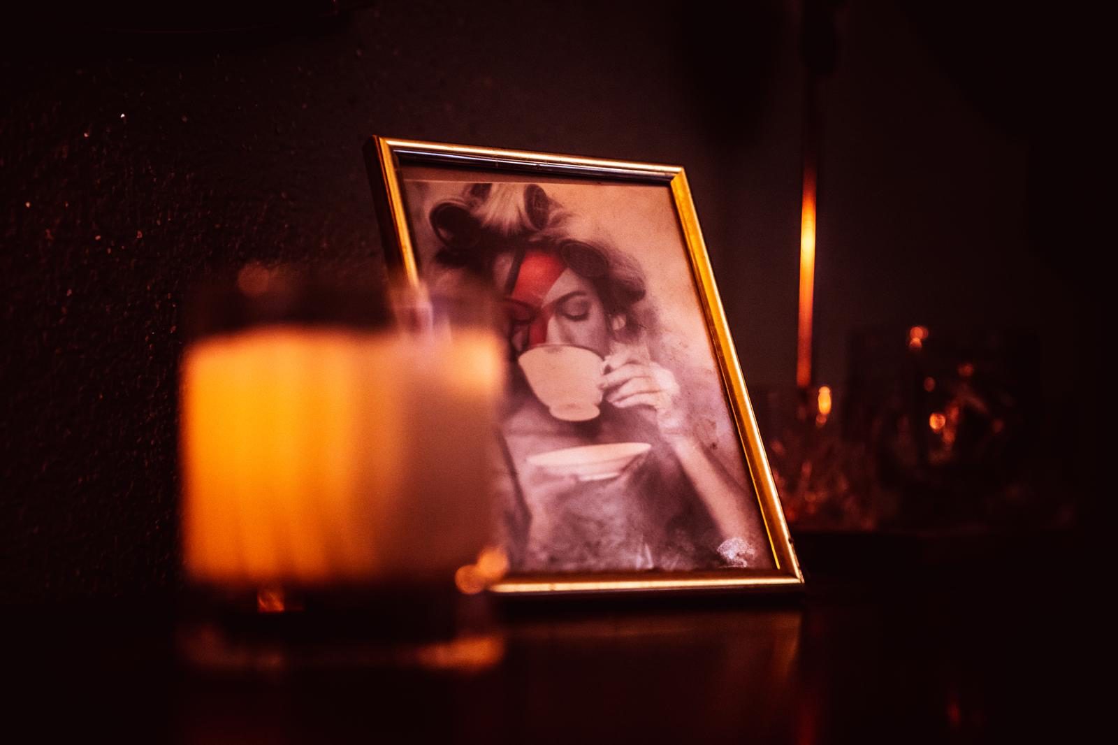 Le Verre à Monique, Genève : un portrait encadré à la lueur des bougies