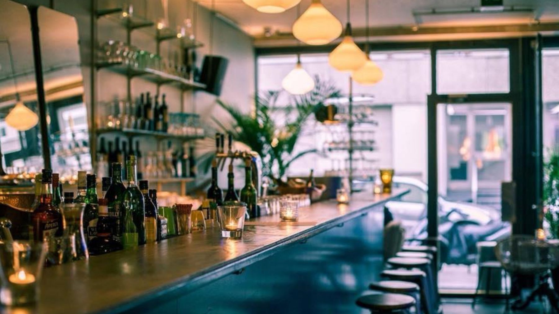 Lola's Food Garage, Genève : long bar sous des suspensions en globe