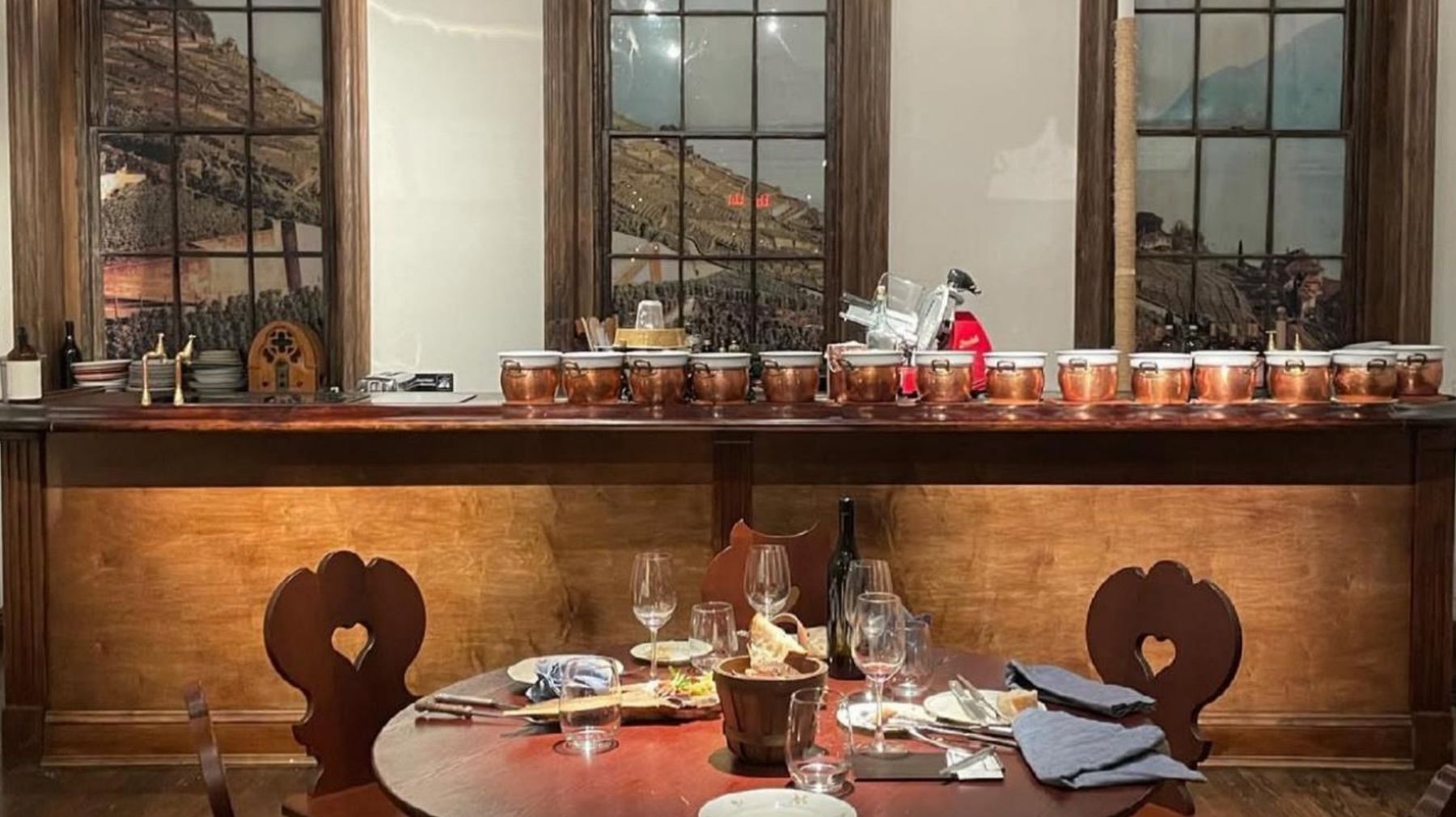 The Lavaux, New York : bar en bois, vue sur les vignes et chaises alpines sculptées