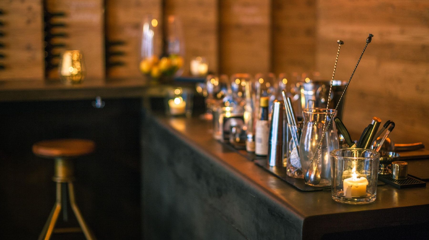 The Stag, Genève : bar à vins habillé de mélèze et tabourets hauts