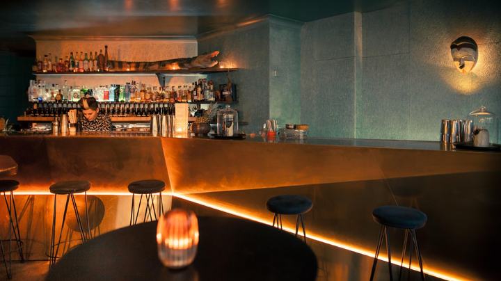 Voodoo Reyes, Genève : bar en cuivre éclairé par en dessous